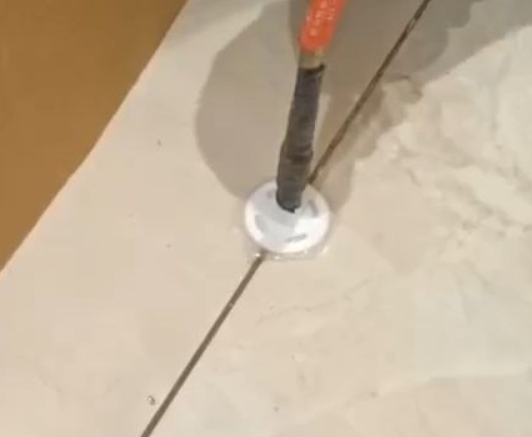 桐庐瓷砖空鼓维修公司专业解答瓷砖在铺贴过程中，如果没有涂抹均匀到位的粘结材料（如水泥砂浆或瓷砖胶），可能会导致以下问题